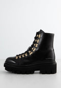 Schwarze Leder-Stiefelette mit goldenen Hardware-Akzenten und runder Zehenpartie. Verfügt über eine dicke, robuste Sohle und gestickte Details an den Seiten.