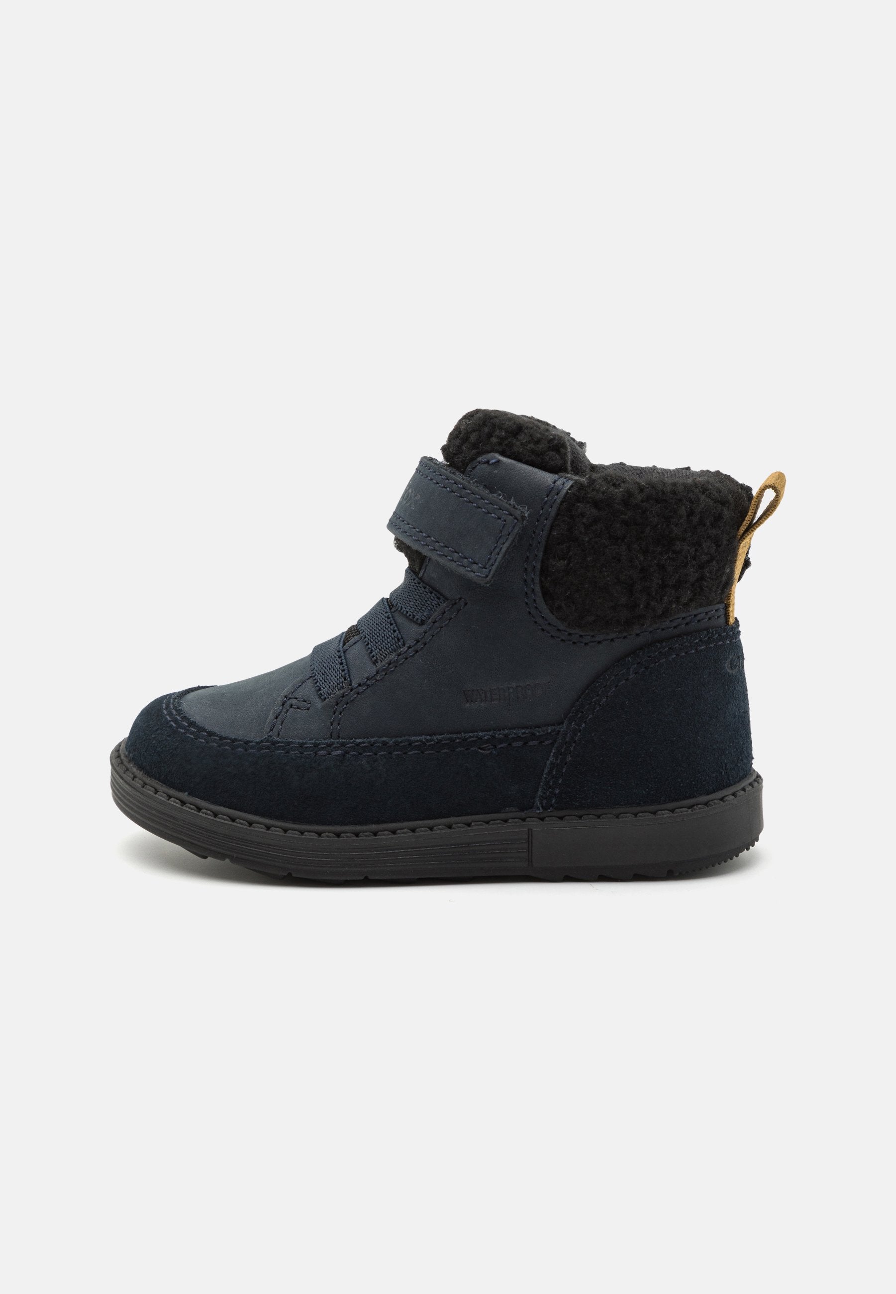 Marineblaue Ankle Boots mit weicher schwarzer Fütterung, Klettverschluss, strukturiertem Wildleder, Gummisohle und einer Zuglasche an der Hinterseite für einfaches Anziehen.