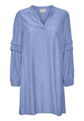 Helles blaues langärmeliges Kleid mit V-Ausschnitt, gestuften Rüschendetails an den Oberärmeln und elastischen Bündchen.