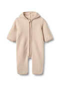 Cremfarbener Fleece-Babyananzug mit Kapuze, kurzen Ärmeln und einem Reißverschluss auf der Vorderseite. Weiche Textur und elastische Bündchen. Keine Muster oder zusätzlichen Akzente.