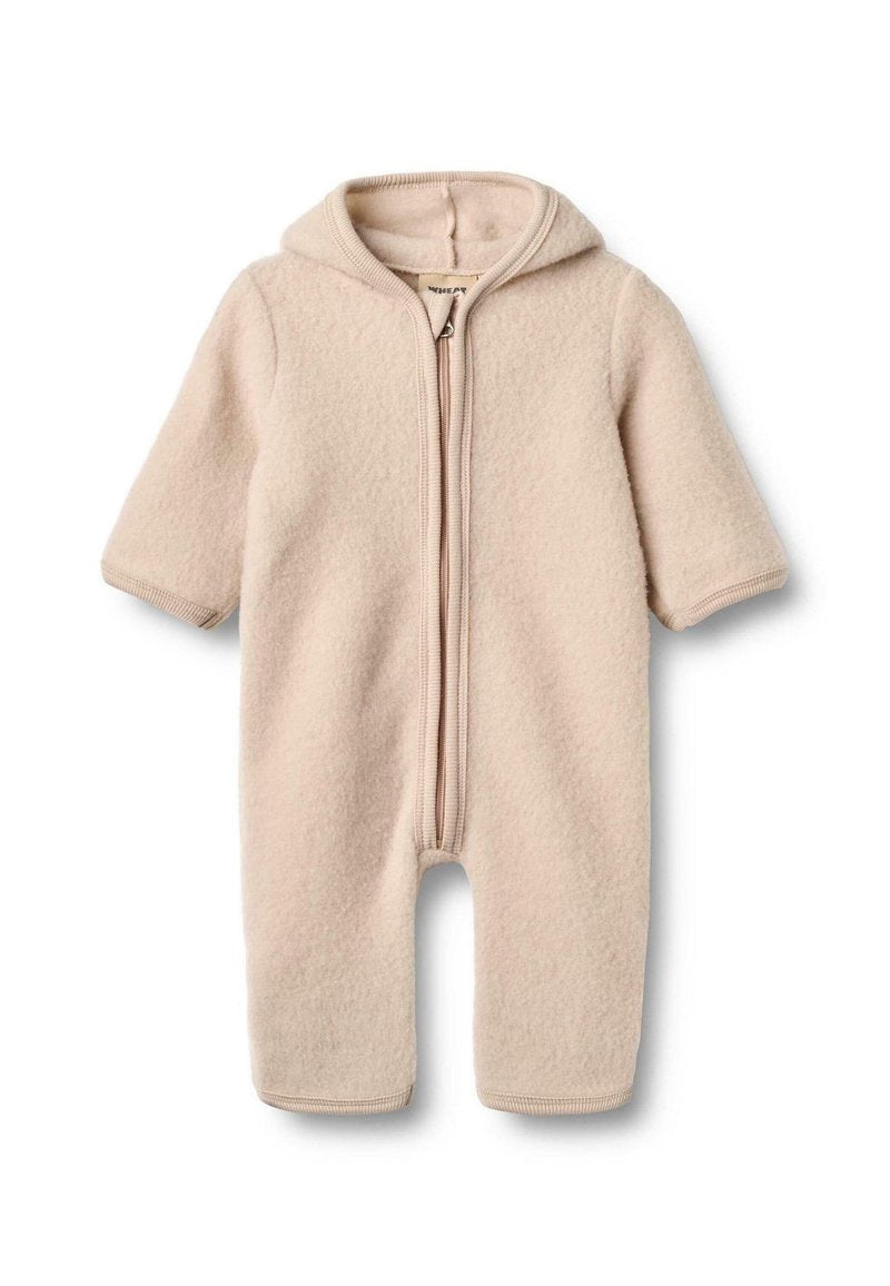 Cremfarbener Fleece-Babyananzug mit Kapuze, kurzen Ärmeln und einem Reißverschluss auf der Vorderseite. Weiche Textur und elastische Bündchen. Keine Muster oder zusätzlichen Akzente.