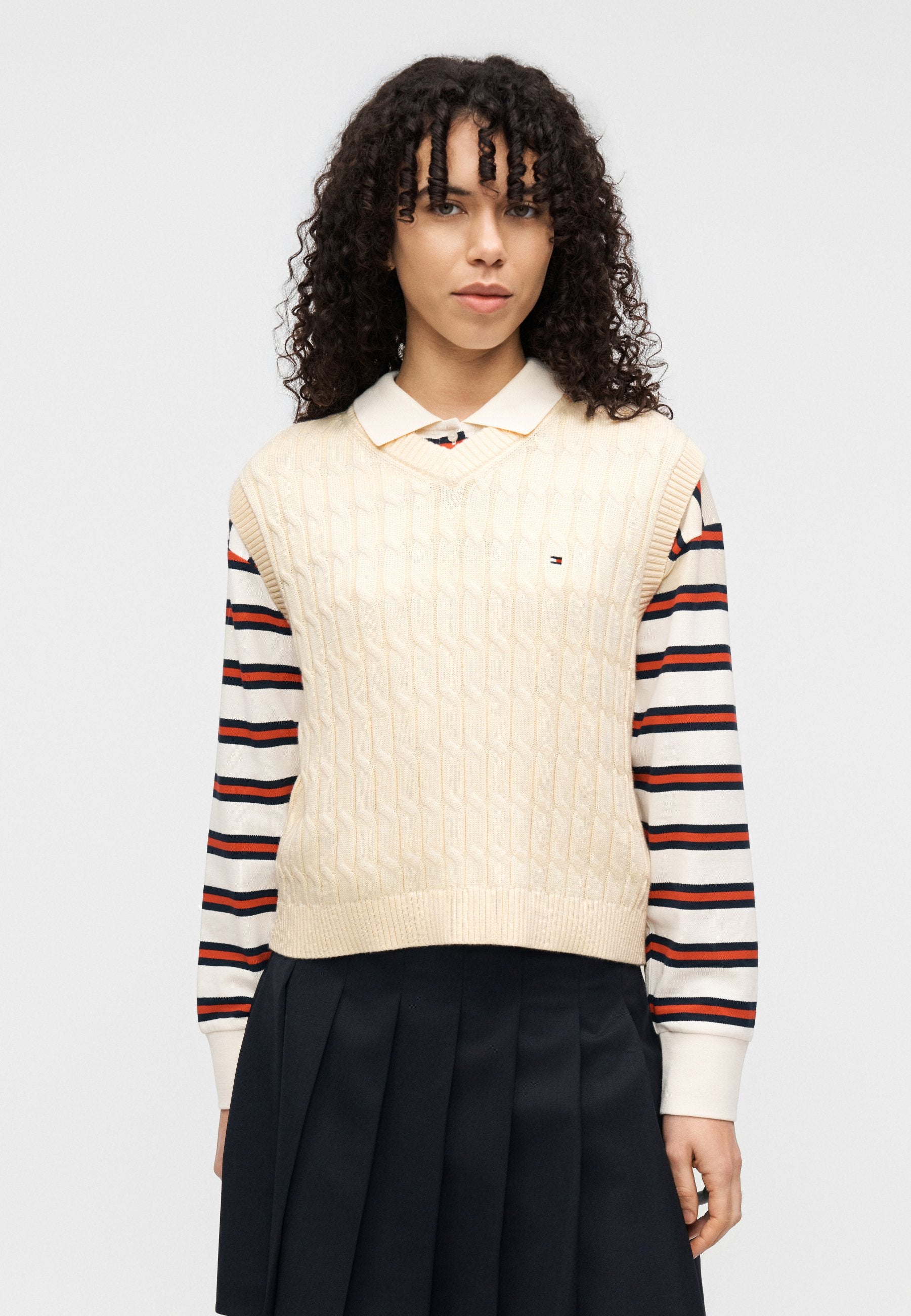 CABLE KNIT V-NECK SWEATER VEST Media 5