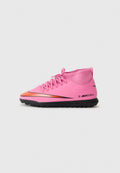 Rosa synthetische Fußballschuhe mit mittelhohem Design, ausgestattet mit schwarzen und orangefarbenen Akzenten, strukturiertem Sohlen und markanten Logos an der Seite.