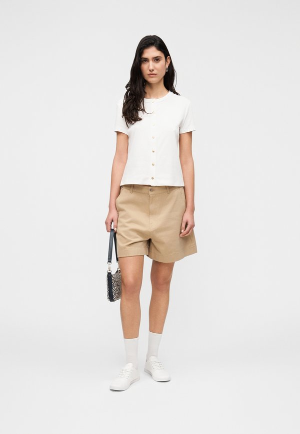 Tommy Hilfiger GOLD-TONE BUTTON SLIM T-SHIRT