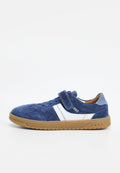 Blauer Wildledersneaker mit weißem Streifen an der Seite, Klettverschluss mit der Aufschrift "893" und hellbrauner Sohle mit Prägung "1893".