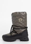 Gepolsterter, dunkelgrauer Winterstiefel mit schwarzer Gummisohle, schwarzen Schnürsenkeln, die um den Knöchel gewickelt sind, und goldenem Metallic-Logo auf der Oberseite.