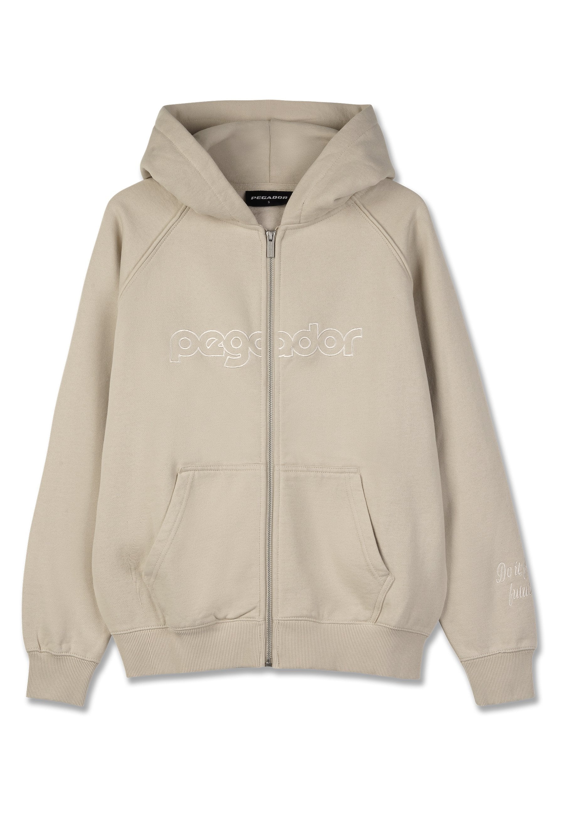 Beige Kapuzenpullover mit Reißverschluss aus weichem Stoff, mit einem Logo auf der Vorderseite, zwei Taschen, gerippten Bündchen und dem Spruch "Mach es für die Zukunft" auf dem Ärmel.
