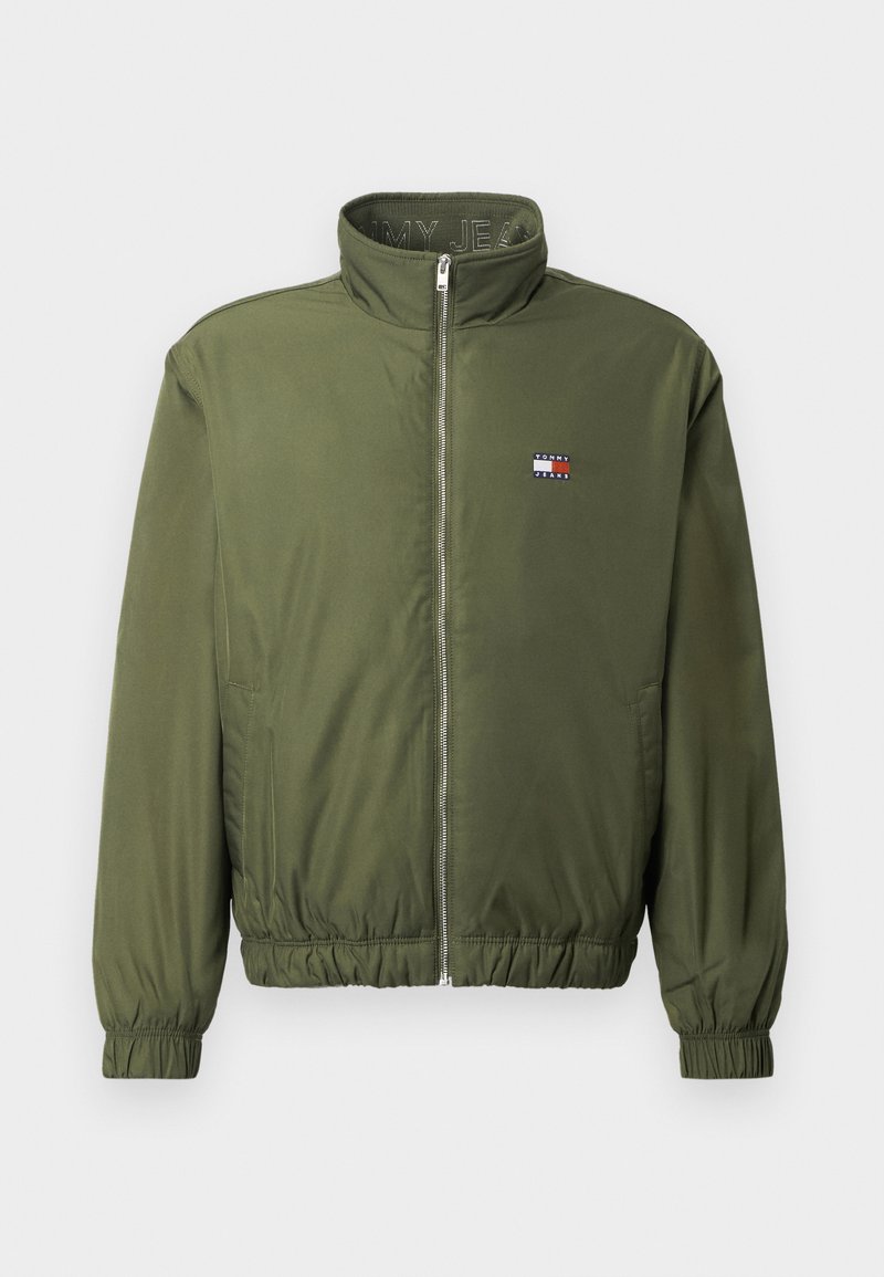 Olivegrüner Bomberjacke mit hohem Kragen, Frontreißverschluss, elastischen Bündchen und Saum. Verfügt über ein kleines Logopatch auf der Brust.