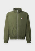 Olivegrüner Bomberjacke mit hohem Kragen, Frontreißverschluss, elastischen Bündchen und Saum. Verfügt über ein kleines Logopatch auf der Brust.