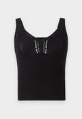 Schwarzes gestricktes Tanktop mit gerippter Struktur, breiten Trägern und tiefem Ausschnitt sowie dekorativen offenen Webmustern an der Vorderseite.
