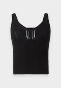 Schwarzes gestricktes Tanktop mit gerippter Struktur, breiten Trägern und tiefem Ausschnitt sowie dekorativen offenen Webmustern an der Vorderseite.