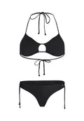 Schwarzes Bikini-Set mit Neckholder-Top und einem Schlüsselloch-Detail sowie Bindebändern, und passenden Hüftslip mit seitlichen Bindebändern. Weiche, glatte Textur.