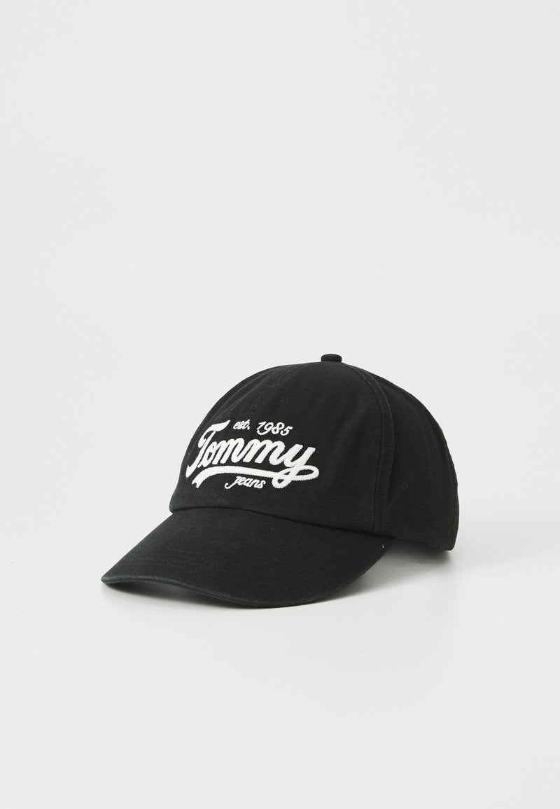 Schwarze Baumwoll-Baseballmütze mit gebogenem Schirm, ausgestattet mit einem weißen gestickten "Tommy Jeans"-Logo und dem Detail "est. 1985" auf der Vorderseite.