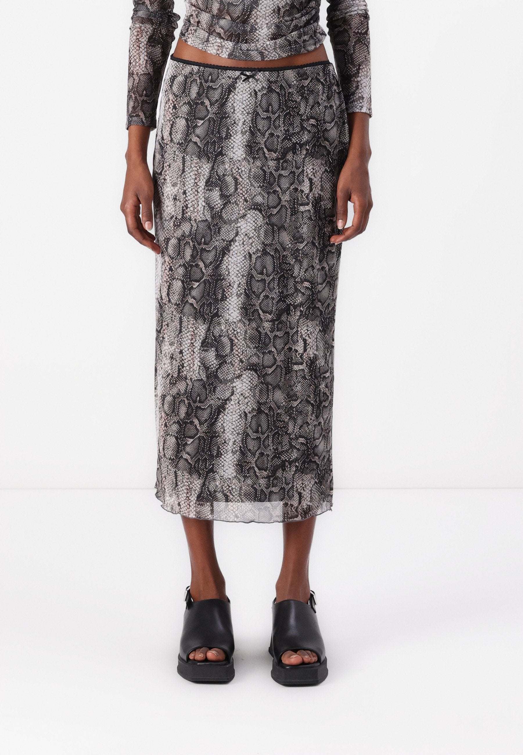 Noisy May Maxi Mesh