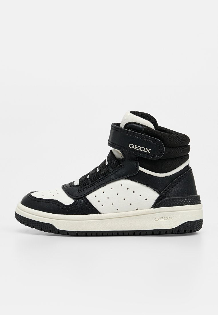 Schwarz-weißer High-Top-Sneaker mit Klettverschluss und Schnürsenkeln, perforierten Seitenpaneelen und der Marke „GEOX“ auf Riemen und Sohle.