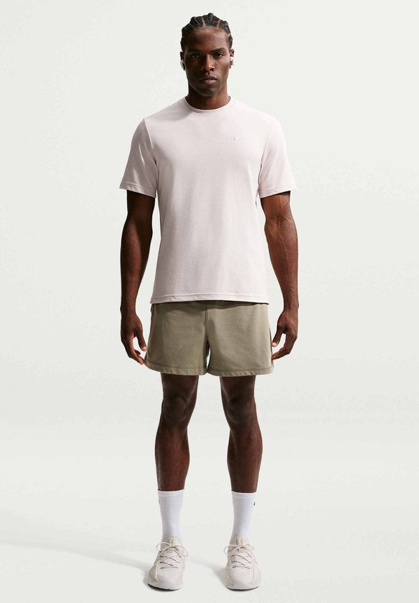 Nike Performance M NK DF PRIMARY STMT SS - Sports T-shirt - light orewood brown light orewood brown