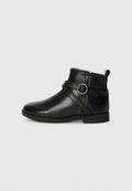 Schwarze Leder-Stiefelette mit abgerundetem Zeh, einem seitlichen Reißverschluss und einem dekorativen Riemen mit einem runden Metallakzent. Flache Sohle und Nähdetails.