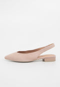 Slingback-Ballerinas aus hellpinkem Wildleder, mit spitzer Zehenpartie und kleinem Blockabsatz. Sie verfügen über ein glattes Innenfutter und ein minimalistisches Design.