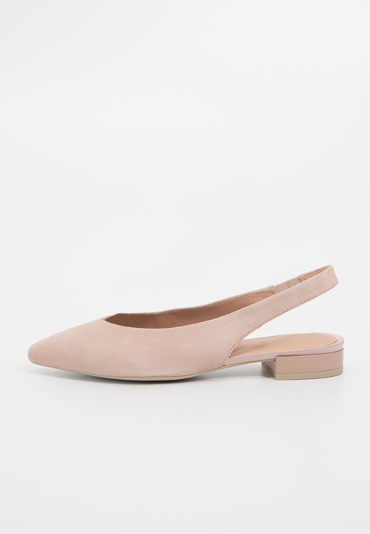 Slingback-Ballerinas aus hellpinkem Wildleder, mit spitzer Zehenpartie und kleinem Blockabsatz. Sie verfügen über ein glattes Innenfutter und ein minimalistisches Design.