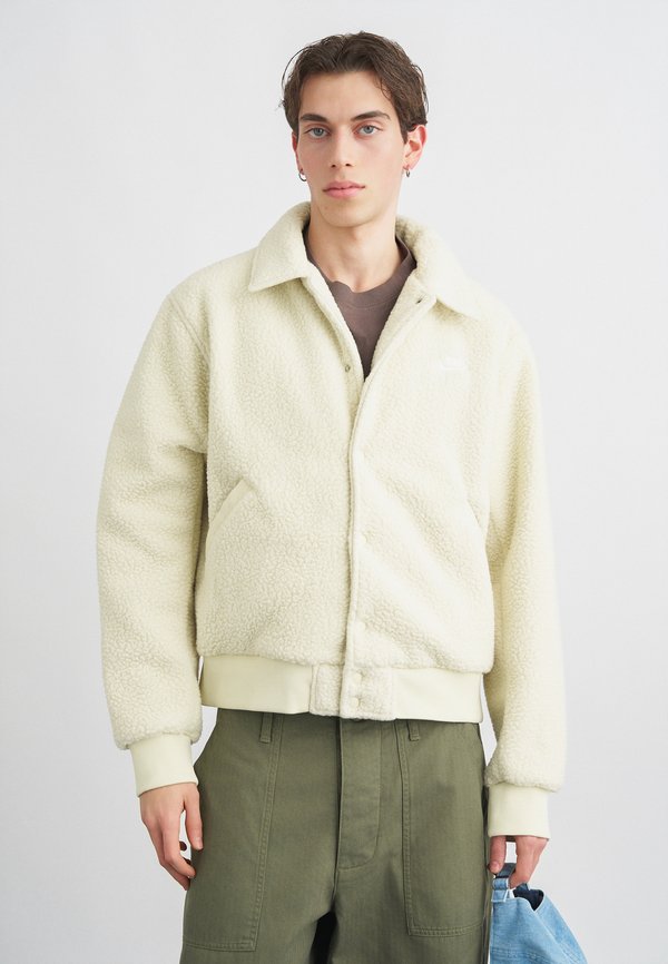 Nike Sportswear CLUB COACHES - Fleece jacket - khaki/white