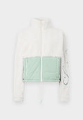 Weißer Sherpa-Fleece-Jacke mit hohem Kragen, leicht grünen gesteppte Fronttaschen und einem Reißverschluss.