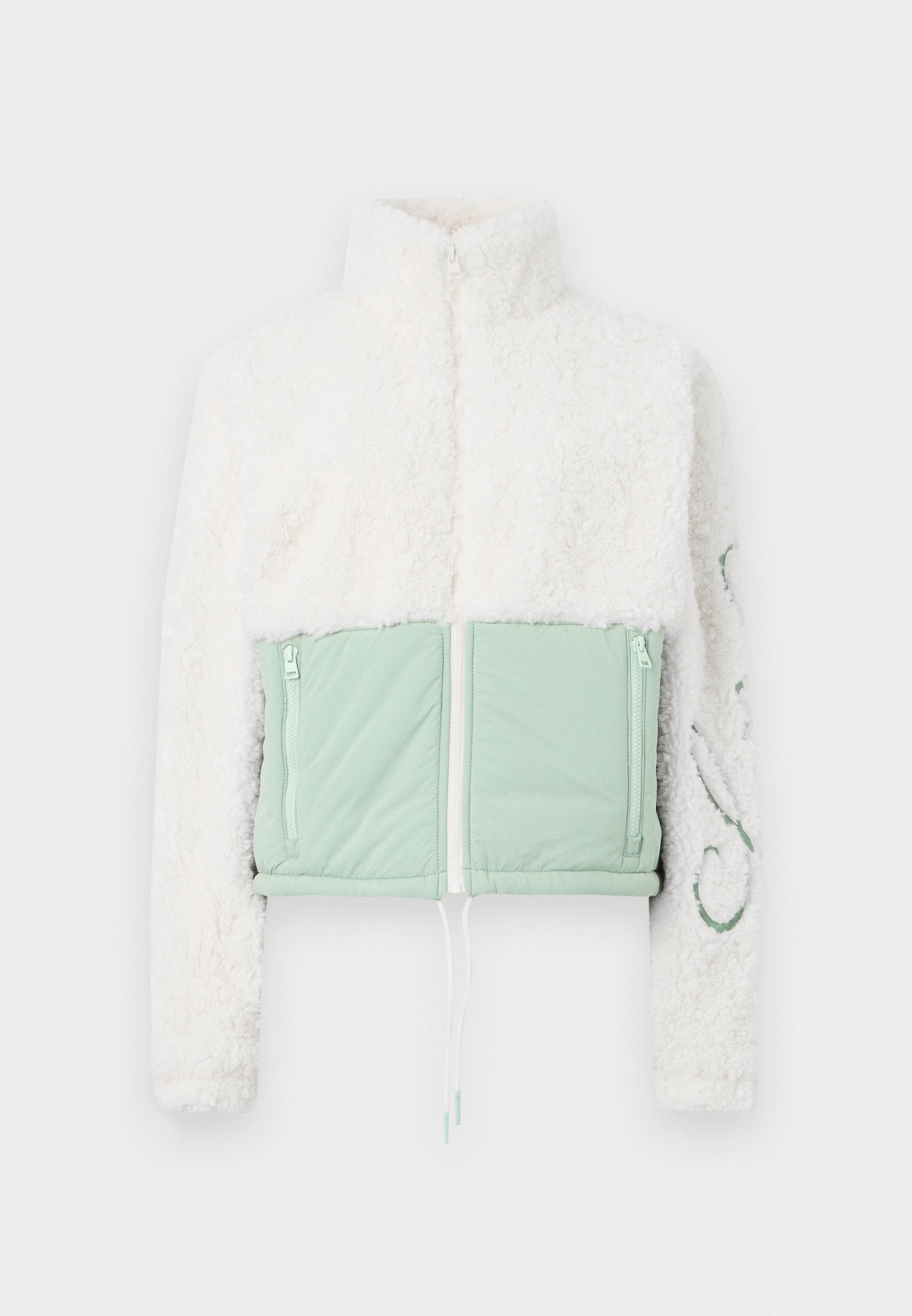 Weißer Sherpa-Fleece-Jacke mit hohem Kragen, leicht grünen gesteppte Fronttaschen und einem Reißverschluss.