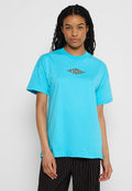 Türkises Baumwoll-T-Shirt mit lockerer Passform, kurzen Ärmeln und einem zentralen, gedruckten Diamantlogo in gelb und schwarzem geometrischem Muster.