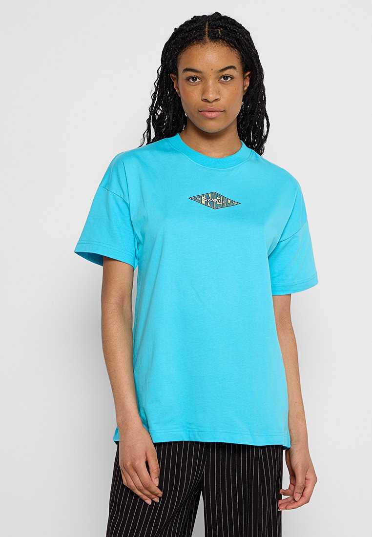 Türkises Baumwoll-T-Shirt mit lockerer Passform, kurzen Ärmeln und einem zentralen, gedruckten Diamantlogo in gelb und schwarzem geometrischem Muster.