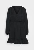Schwarzes Wickelkleid aus strukturiertem Stoff, mit langen Puffärmeln, tailliertem Schnitt und einem rüschierten Saum. Einfaches und elegantes Design.