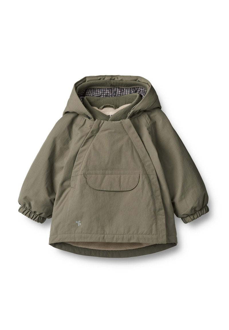 Olivengrüne, leichte Jacke mit Kapuze, elastischen Bündchen und einer Fronttasche. Das Innenfutter hat ein karriertes Muster. Weicher äußere Textur.