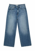 Weite Jeans in hellblauem Denim mit einem verwaschenen Finish. Verfügt über Standardtaschen, Gürtelschlaufen und einen Reißverschluss mit Knopfverschluss.