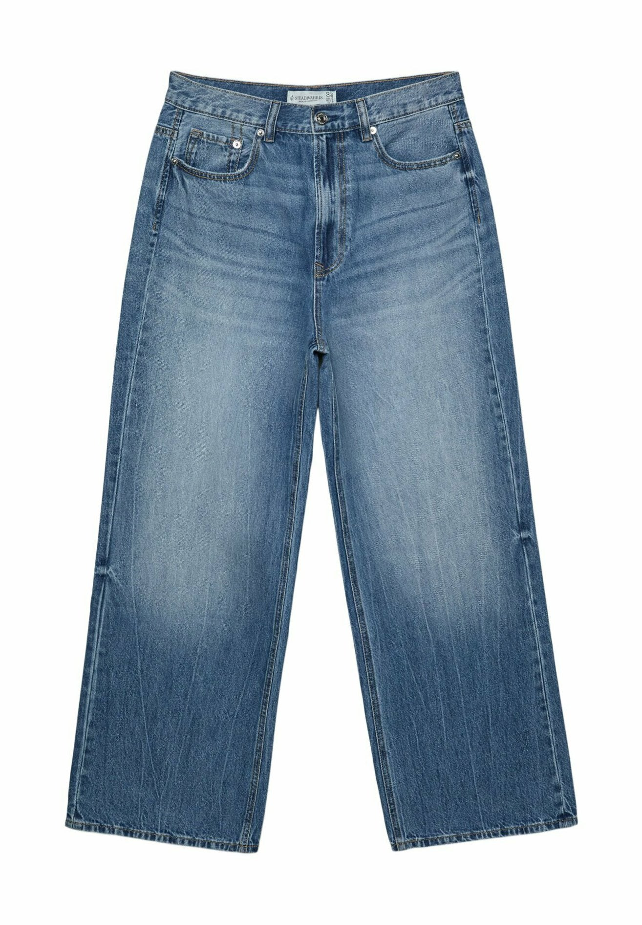 Weite Jeans in hellblauem Denim mit einem verwaschenen Finish. Verfügt über Standardtaschen, Gürtelschlaufen und einen Reißverschluss mit Knopfverschluss.