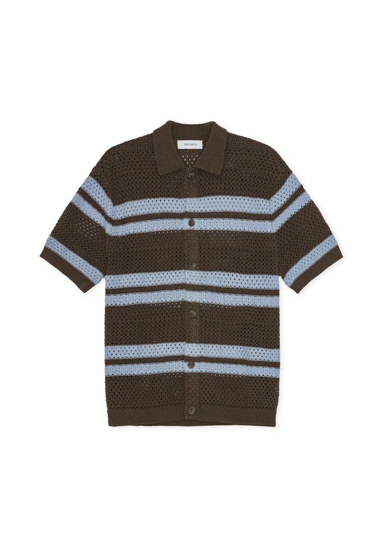 Gestrickte Kurzarmstrickjacke in Dunkelbraun mit hellblauen horizontalen Streifen. Verfügt über einen Kragen und eine Knopfleiste. Perforierte Struktur.
