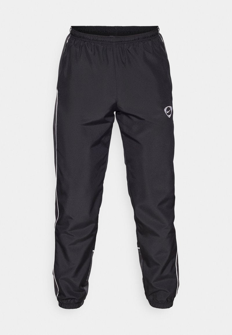 Schwarze Sporthosen aus glattem, leichtem Stoff, mit elastischem Bund, weißen Seitenstreifen und einem kleinen Logo an der Hüfte.