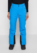 Helle blaue Schneehose mit schwarzen verstärkten Bündchen, getragen mit schwarzen Stiefeln und einem schwarzen Langarm-Oberteil, Vorderansicht von der Taille bis zu den Füßen.