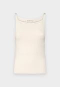 Cremfarbener, gerippter Tanktop mit dünnen Trägern und einem runden Ausschnitt, der eine glatte Textur und eine taillierte Form aufweist.