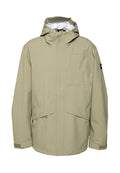 Beige wasserdichte Jacke mit Kapuze, Frontreißverschluss und Klappentaschen, verstellbaren Klettverschlüssen an den Bündchen und Logo-Patch am linken Ärmel.