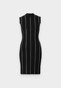 Schwarzes geripptes Kleid mit vertikalen weißen Streifen, ärmelloses Design, Stehkragen und taillierte Silhouette.