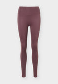 Hoch taillierte mauvefarbene athletische Leggings in voller Länge mit kleinem weißem Nike-Logo am oberen linken Bein, dargestellt auf schlichter Hintergrund.