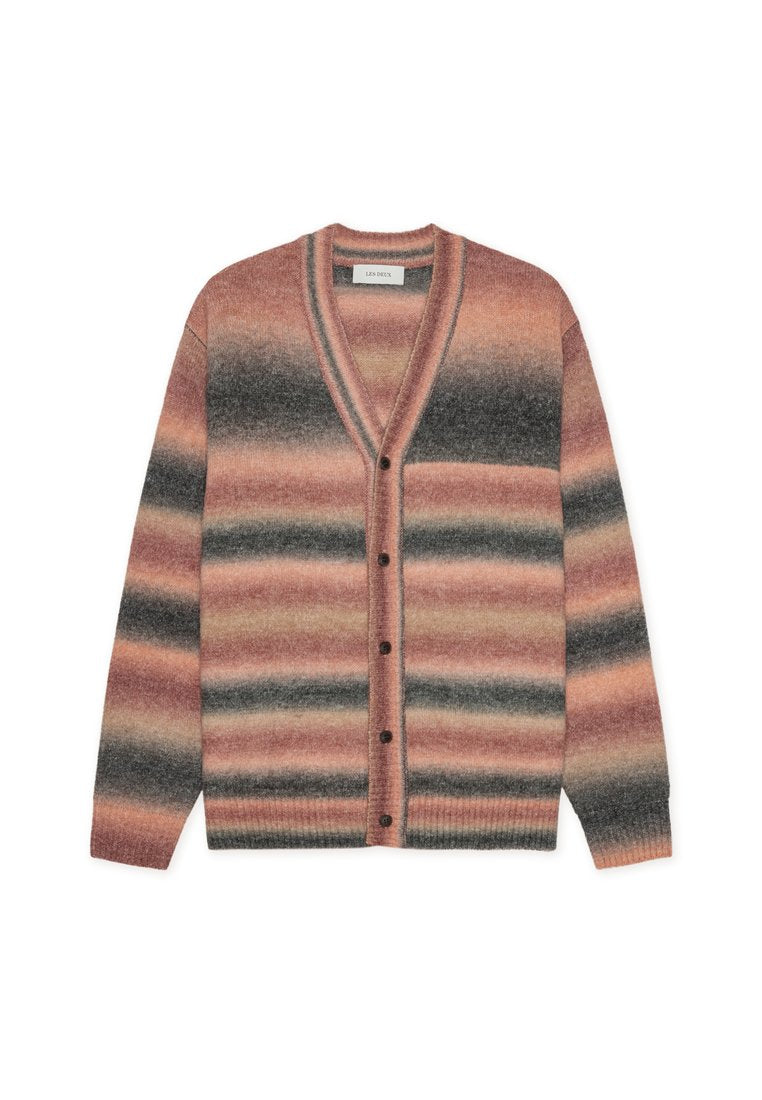 Gestreifter Cardigan in den Farben Pink, Grau und Schwarz; aus weichem Material mit V-Ausschnitt, Knopfverschluss und gerippten Bündchen.