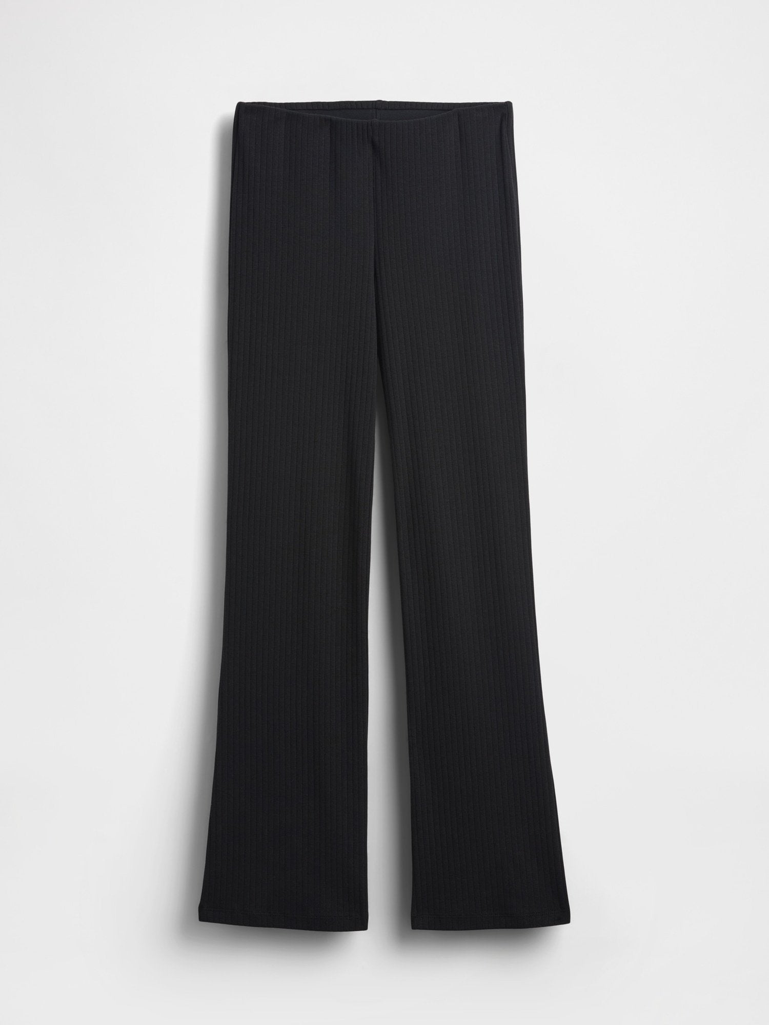 Schwarze gerippte Strickhose mit hohem Bund und ausgestellten Beinen, flach auf weißem Hintergrund dargestellt.