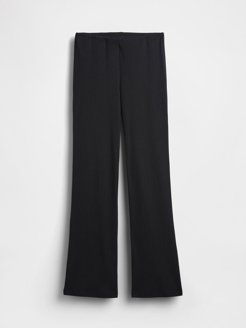 Schwarze gerippte Strickhose mit hohem Bund und ausgestellten Beinen, flach auf weißem Hintergrund dargestellt.