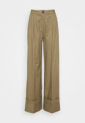 Hochgeschnittene, weit geschnittene Hose aus khakifarbenem Baumwollstoff. Merkmale sind Vorderfalten, ein Knopfverschluss und umgeschlagene Säume. Glatte Textur.