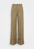Hochgeschnittene, weit geschnittene Hose aus khakifarbenem Baumwollstoff. Merkmale sind Vorderfalten, ein Knopfverschluss und umgeschlagene Säume. Glatte Textur.