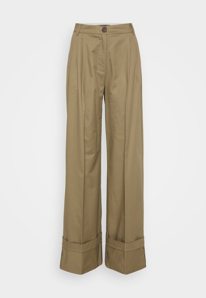 Hochgeschnittene, weit geschnittene Hose aus khakifarbenem Baumwollstoff. Merkmale sind Vorderfalten, ein Knopfverschluss und umgeschlagene Säume. Glatte Textur.