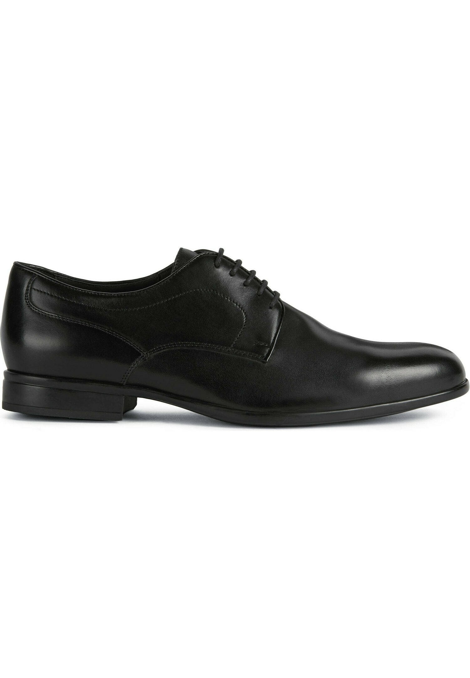 Schwarze Leder-Herrenschuhe mit glatter Oberfläche, abgerundeter Zehenpartie und Schnürung. Sie verfügen über einen niedrigen Absatz und dezente Nahtdetails an den Seiten.