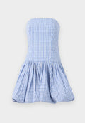 Trägerloses Kleid im blau-weißen Karomuster, mit einem taillierten Oberteil und einem weit schwingenden, gerafften Rock mit einer strukturierten Oberfläche.