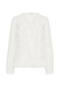 Weiße Bluse aus leichtem Stoff mit Rüschendetails entlang des Kragens und an der Vorderseite, mit langen Ärmeln und einem rüschierten Saum.