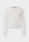 Weißer langärmeliger Pullover mit rundem Halsausschnitt. Aus weichem Material gefertigt. Verfügt über ein kleines, dezentes Logo auf der Brust. Einfaches, minimalistisches Design.