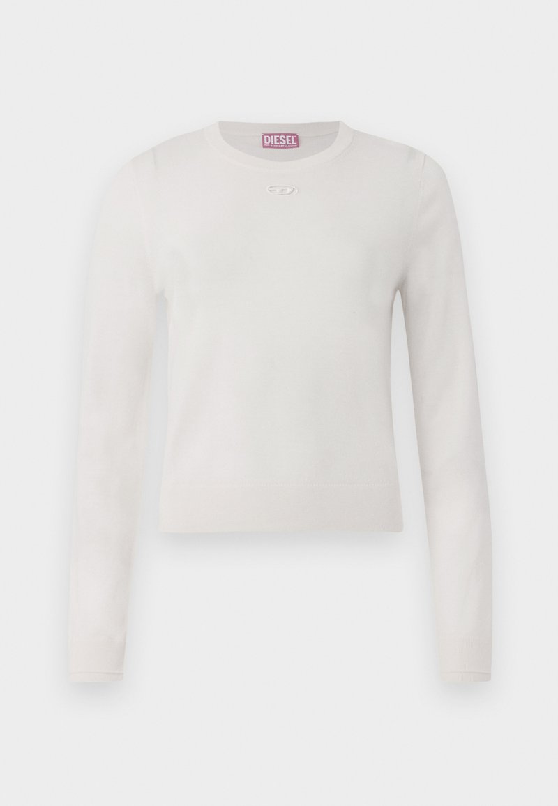 Weißer langärmeliger Pullover mit rundem Halsausschnitt. Aus weichem Material gefertigt. Verfügt über ein kleines, dezentes Logo auf der Brust. Einfaches, minimalistisches Design.